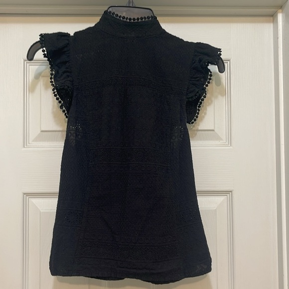 Black Sleeveless Ruffled Button Down Top - Picture 2 of 4